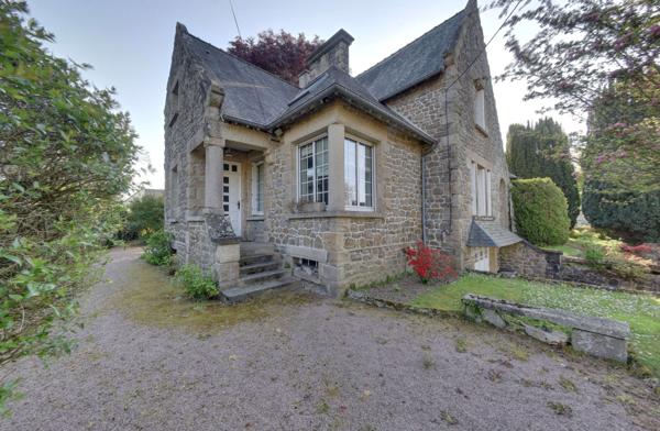 Maison en pierres avec jardin arboré dans le centre de Pleurtuit
