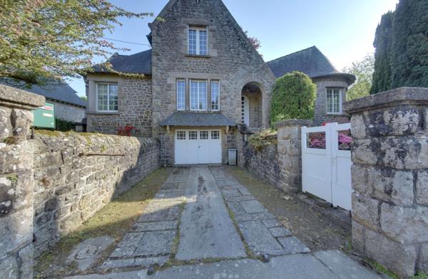 Maison en pierres avec jardin arboré dans le centre de Pleurtuit