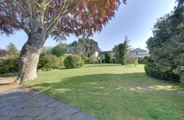 Maison en pierres avec jardin arboré dans le centre de Pleurtuit
