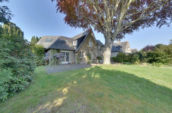 Maison en pierres avec jardin arboré dans le centre de Pleurtuit