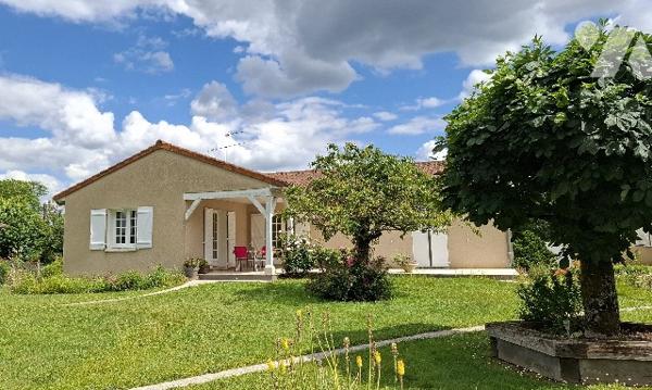 MAISON ouvrant de plain-pied sur un joli jardin soigné,
