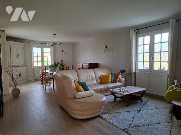 MAISON ouvrant de plain-pied sur un joli jardin soigné,