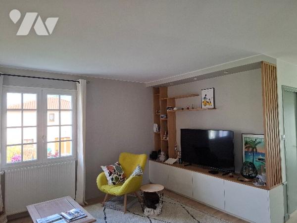 MAISON ouvrant de plain-pied sur un joli jardin soigné,