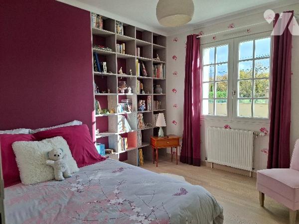 MAISON ouvrant de plain-pied sur un joli jardin soigné,