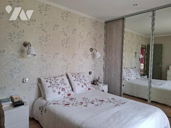 MAISON ouvrant de plain-pied sur un joli jardin soigné,