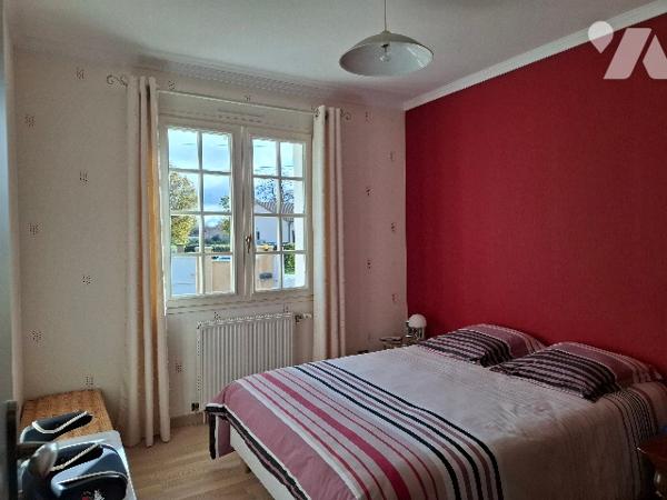 MAISON ouvrant de plain-pied sur un joli jardin soigné,