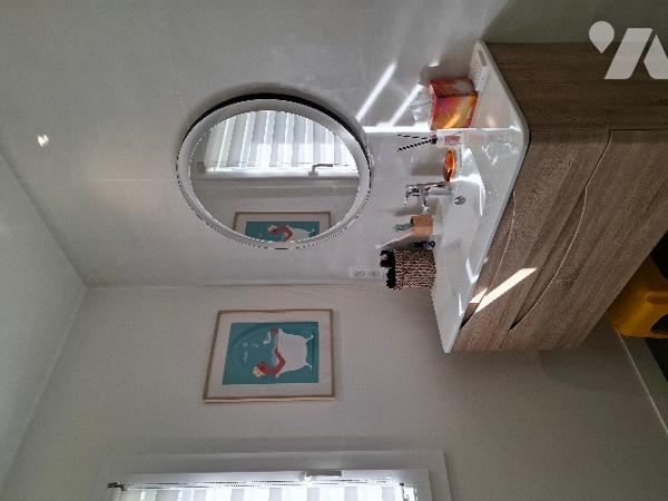 MAISON ouvrant de plain-pied sur un joli jardin soigné,