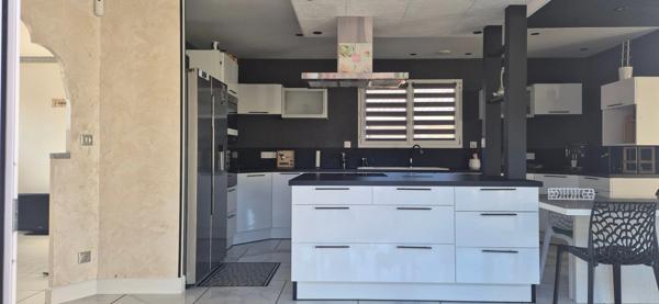 Maison à vendre 5 pièces ARPAJON SUR CERE (15)