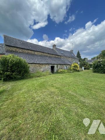 A VENDRE-LONGERE EN PIERRES avec grd garage en dépendance et jardin paysagé -LE GORVELLO Bourg