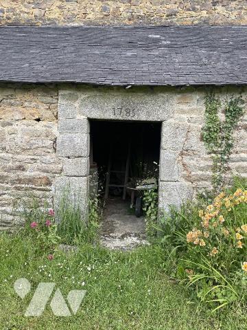 A VENDRE-LONGERE EN PIERRES avec grd garage en dépendance et jardin paysagé -LE GORVELLO Bourg