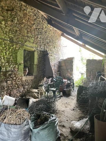 A VENDRE-LONGERE EN PIERRES avec grd garage en dépendance et jardin paysagé -LE GORVELLO Bourg