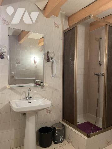 A VENDRE-LONGERE EN PIERRES avec grd garage en dépendance et jardin paysagé -LE GORVELLO Bourg