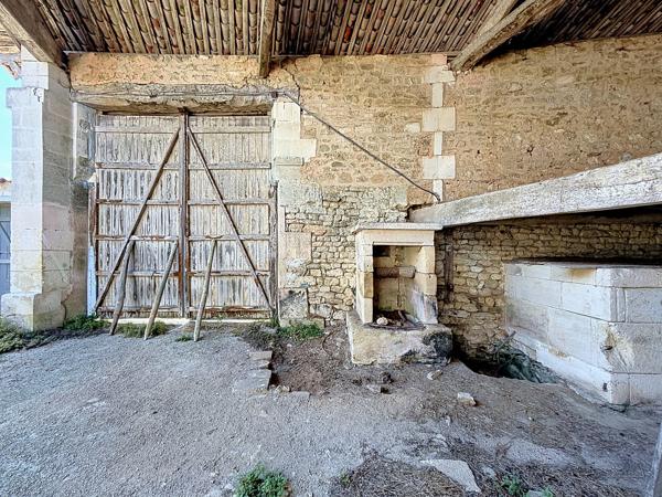 Champmillon : Maison en pierre à rénover