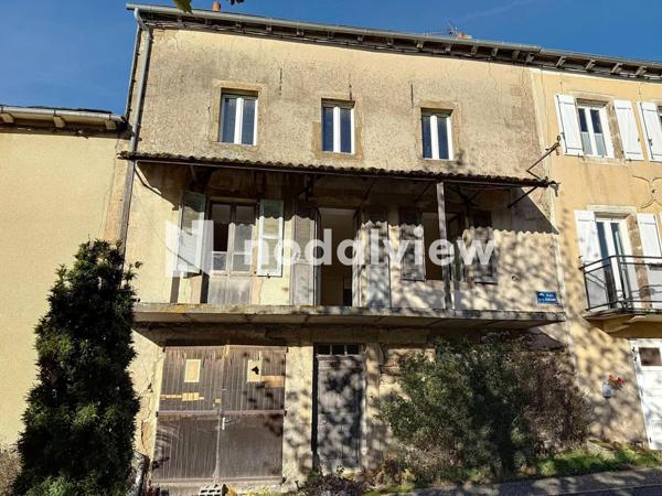 Maison de village à rénover d'environ 130 m² avec en plus 65 m² de combles aménageables.