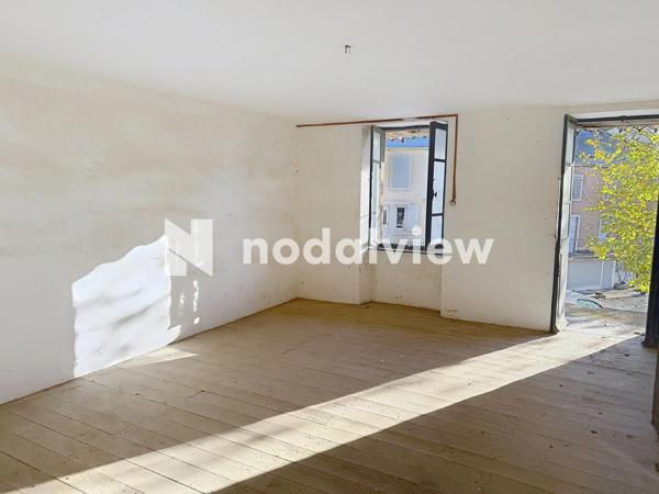 Maison de village à rénover d'environ 130 m² avec en plus 65 m² de combles aménageables.