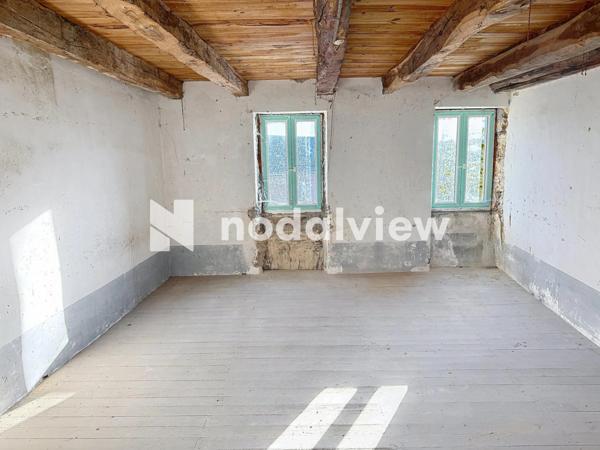 Maison de village à rénover d'environ 130 m² avec en plus 65 m² de combles aménageables.