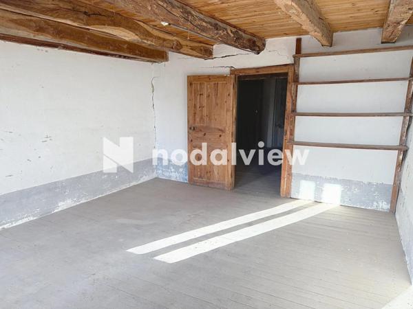 Maison de village à rénover d'environ 130 m² avec en plus 65 m² de combles aménageables.