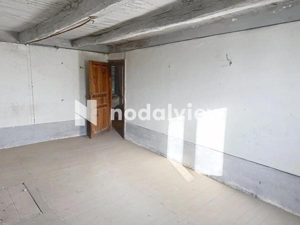 Maison de village à rénover d'environ 130 m² avec en plus 65 m² de combles aménageables.