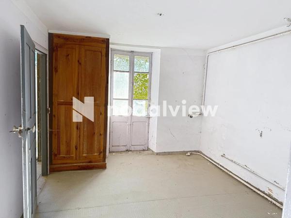 Maison de village à rénover d'environ 130 m² avec en plus 65 m² de combles aménageables.