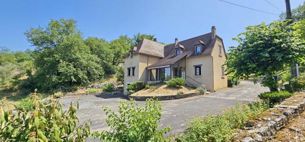A Souillac maison de 173 m² au calme avec une belle vue sur la vallée de la Dordogne.