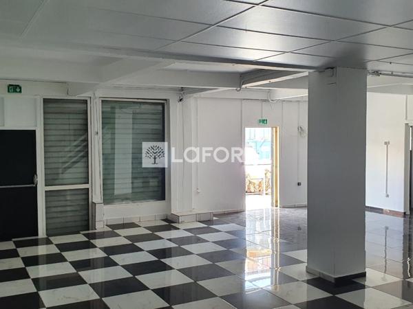Location local commercial Baillif - 247 m² - 2 096 €/mois