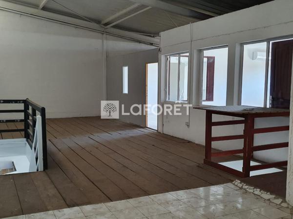 Location local commercial Baillif - 247 m² - 2 096 €/mois