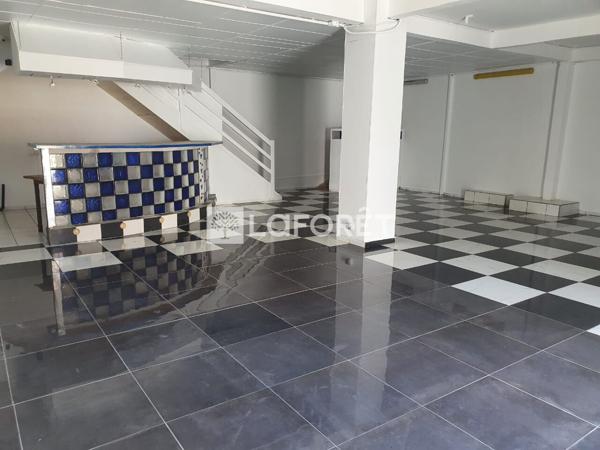 Location local commercial Baillif - 247 m² - 2 096 €/mois