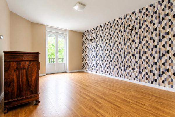 BIEN RARE A DOLE: Maison Bourgeoise aux volumes exceptionnels