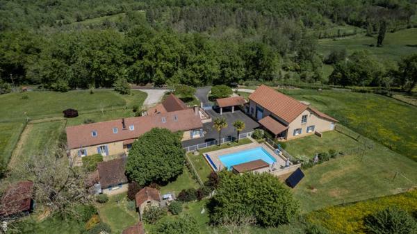Maison ancienne - Gourdon Secteur GOURDON - Site privilégié pour cette Propriété avec gites et piscine sur 1ha