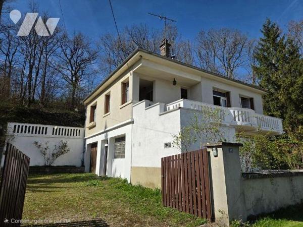 A VENDRE sur la commune de BAR SUR SEINE (10110), une maison d'habitation des années 60, élevée...