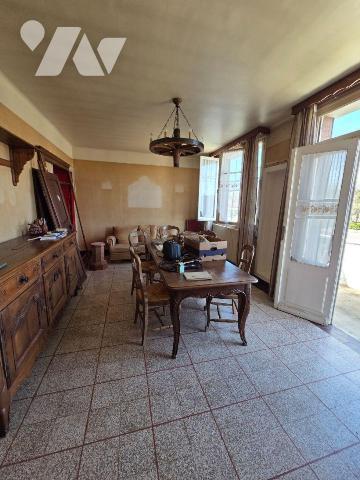 A VENDRE sur la commune de BAR SUR SEINE (10110), une maison d'habitation des années 60, élevée...