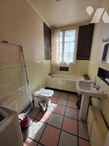 A VENDRE sur la commune de BAR SUR SEINE (10110), une maison d'habitation des années 60, élevée...