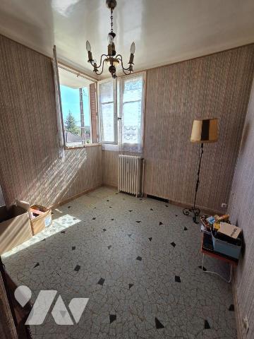 A VENDRE sur la commune de BAR SUR SEINE (10110), une maison d'habitation des années 60, élevée...