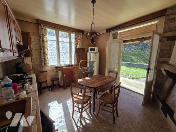 A VENDRE sur la commune de BAR SUR SEINE (10110), une maison d'habitation des années 60, élevée...