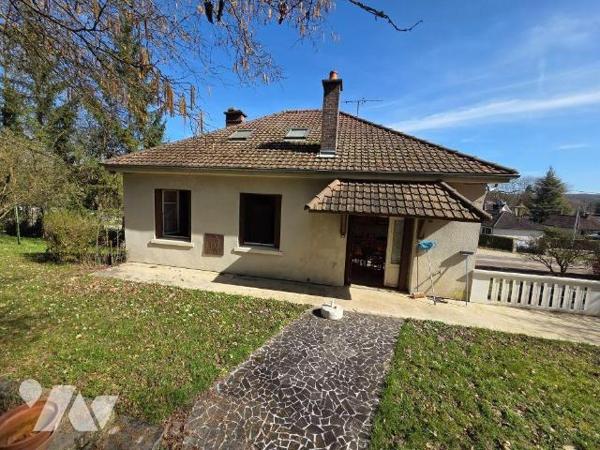 A VENDRE sur la commune de BAR SUR SEINE (10110), une maison d'habitation des années 60, élevée...