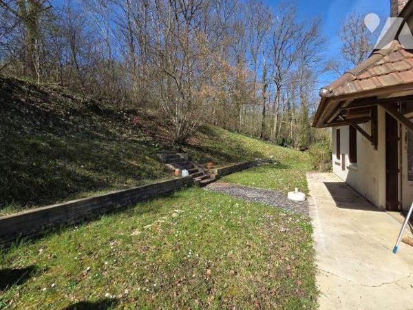 A VENDRE sur la commune de BAR SUR SEINE (10110), une maison d'habitation des années 60, élevée...
