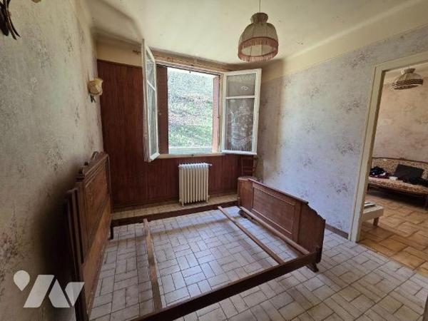 A VENDRE sur la commune de BAR SUR SEINE (10110), une maison d'habitation des années 60, élevée...