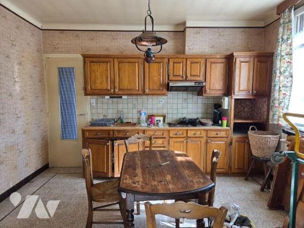 A VENDRE sur la commune de BAR SUR SEINE (10110), une maison d'habitation des années 60, élevée...