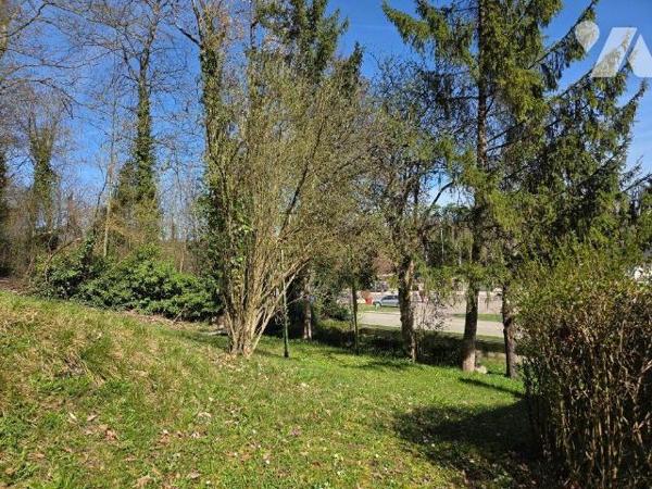 A VENDRE sur la commune de BAR SUR SEINE (10110), une maison d'habitation des années 60, élevée...