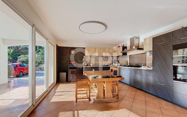 Maison à vendre    8 pièces •  Roquebrune-sur-Argens