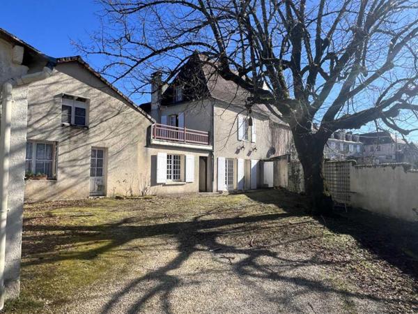 Maison ancienne - Thenon Rare: ensemble composé d'une maison d'habitation de 184 m² habitables et d'un bâtiment de 260 m² au cœur de Thenon avec 1268 m² de terrain.