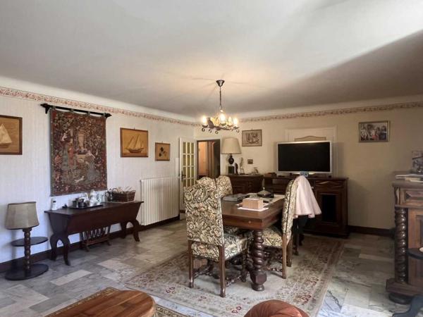 Maison ancienne - Thenon Rare: ensemble composé d'une maison d'habitation de 184 m² habitables et d'un bâtiment de 260 m² au cœur de Thenon avec 1268 m² de terrain.