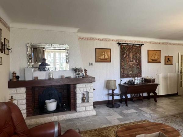 Maison ancienne - Thenon Rare: ensemble composé d'une maison d'habitation de 184 m² habitables et d'un bâtiment de 260 m² au cœur de Thenon avec 1268 m² de terrain.