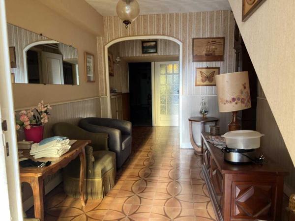 Maison ancienne - Thenon Rare: ensemble composé d'une maison d'habitation de 184 m² habitables et d'un bâtiment de 260 m² au cœur de Thenon avec 1268 m² de terrain.