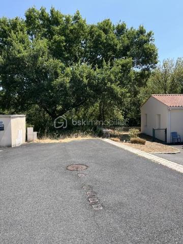 Beau terrain viabilisé de 1410 m² en bout d'impasse dans petit lotissement de 8 maisons.
Proche commerce, 10 mn du centre ville. Bois en bordure. Accès rocade rapide.
A voir rapidement