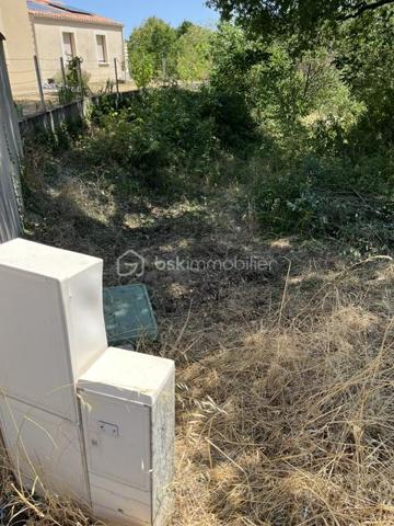 Beau terrain viabilisé de 1410 m² en bout d'impasse dans petit lotissement de 8 maisons.
Proche commerce, 10 mn du centre ville. Bois en bordure. Accès rocade rapide.
A voir rapidement