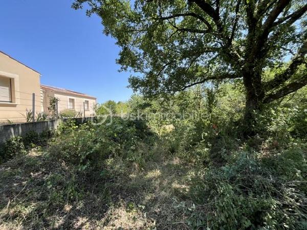 Beau terrain viabilisé de 1410 m² en bout d'impasse dans petit lotissement de 8 maisons.
Proche commerce, 10 mn du centre ville. Bois en bordure. Accès rocade rapide.
A voir rapidement