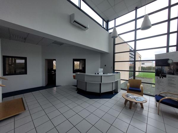 A VENDRE, ou A LOUER - Cugand - Bureaux 500 m² + Garage 95 m²