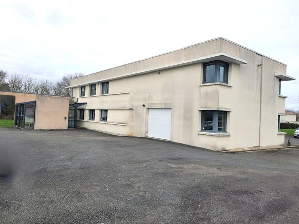 A VENDRE, ou A LOUER - Cugand - Bureaux 500 m² + Garage 95 m²