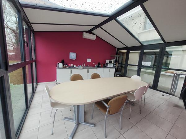 A VENDRE, ou A LOUER - Cugand - Bureaux 500 m² + Garage 95 m²